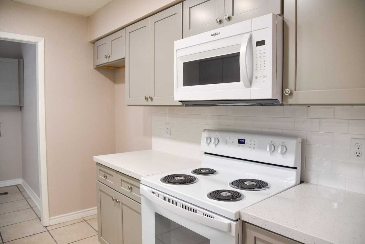 305 Amherst Cir - Photo 3 of 15