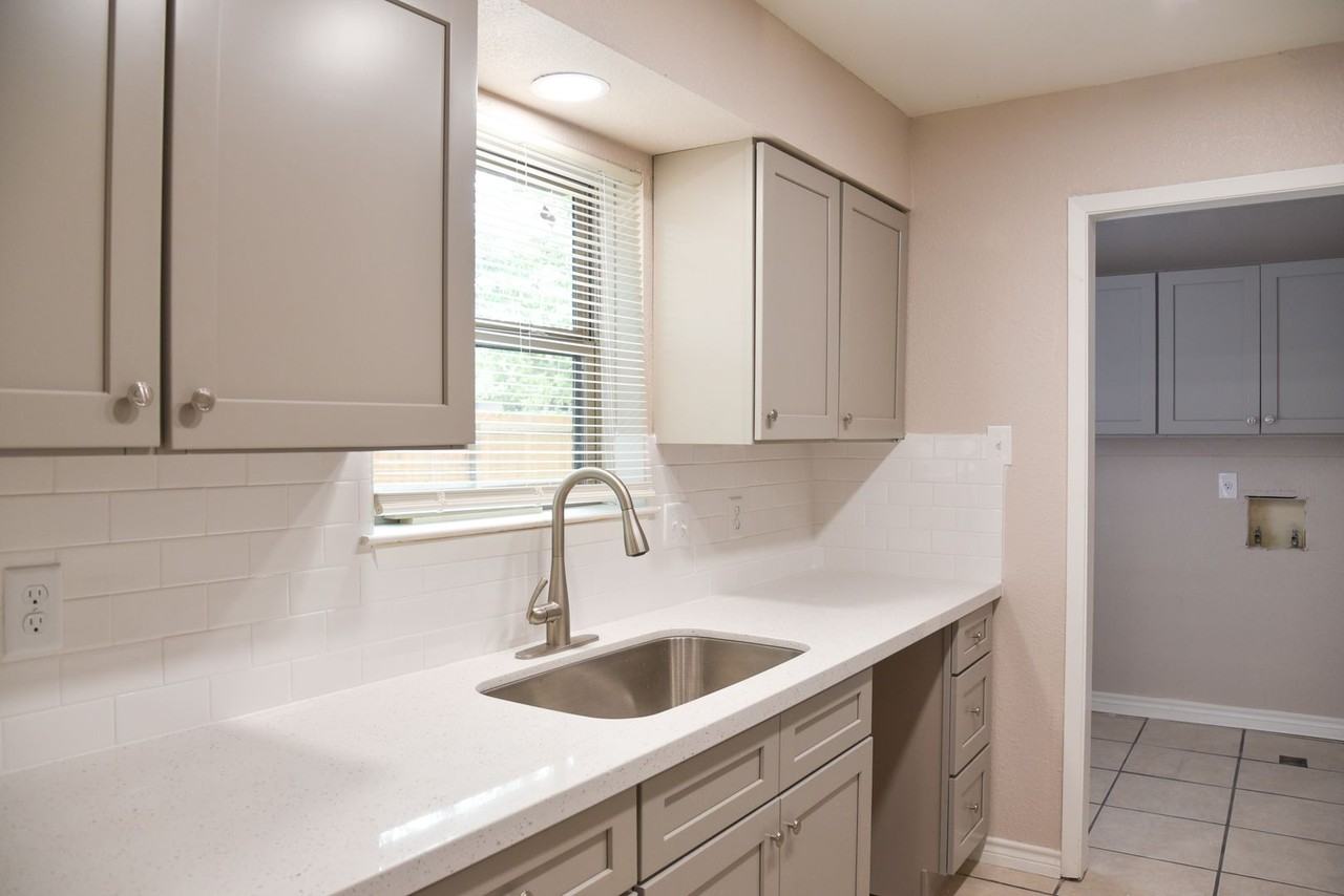 305 Amherst Cir - Photo 4 of 15