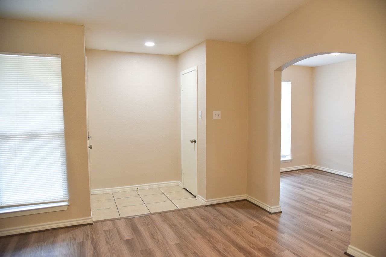 305 Amherst Cir - Photo 5 of 15