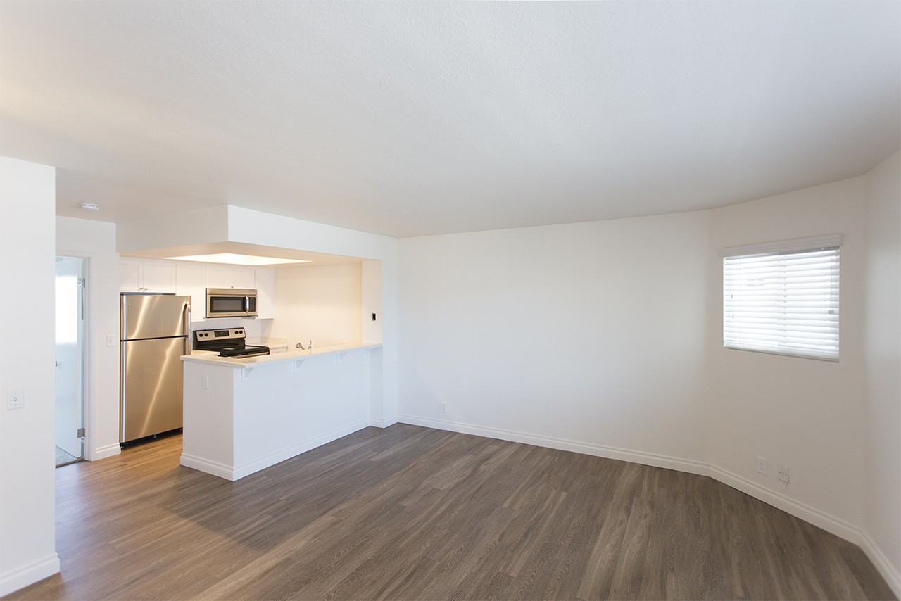 933 Seacoast Dr - Photo 6 of 15