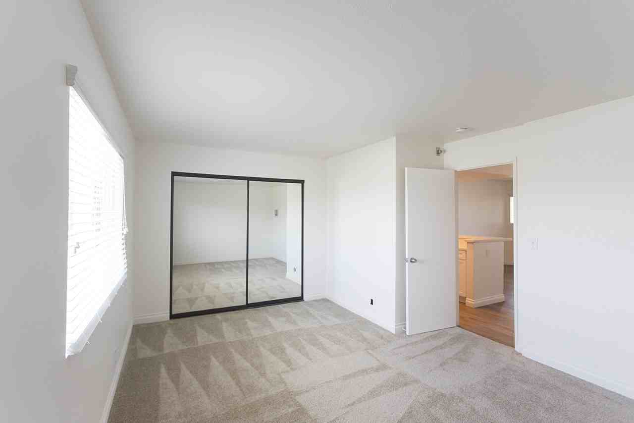 933 Seacoast Dr - Photo 7 of 15