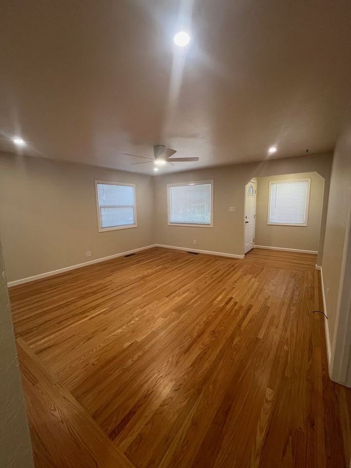 1213 13th St - Photo 4 of 11