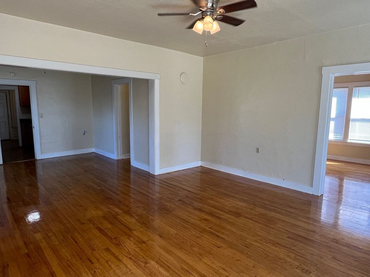 152 N Shasta St - Photo 3 of 15