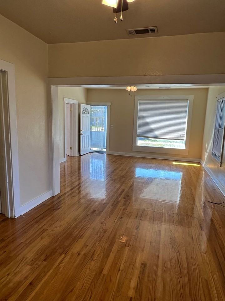 152 N Shasta St - Photo 4 of 15