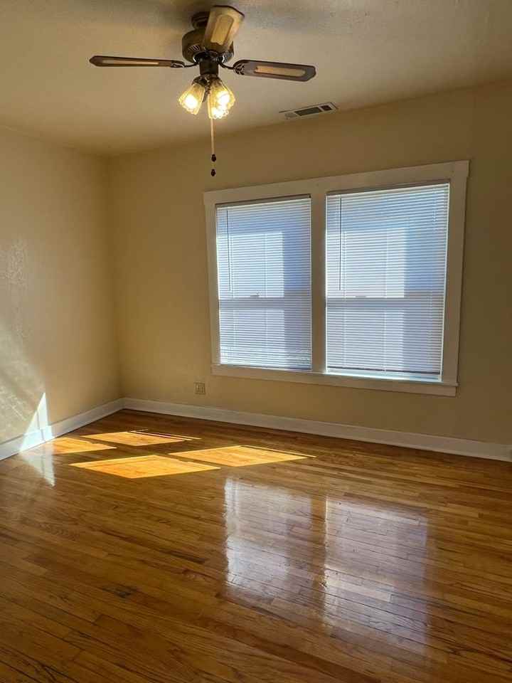 152 N Shasta St - Photo 5 of 15