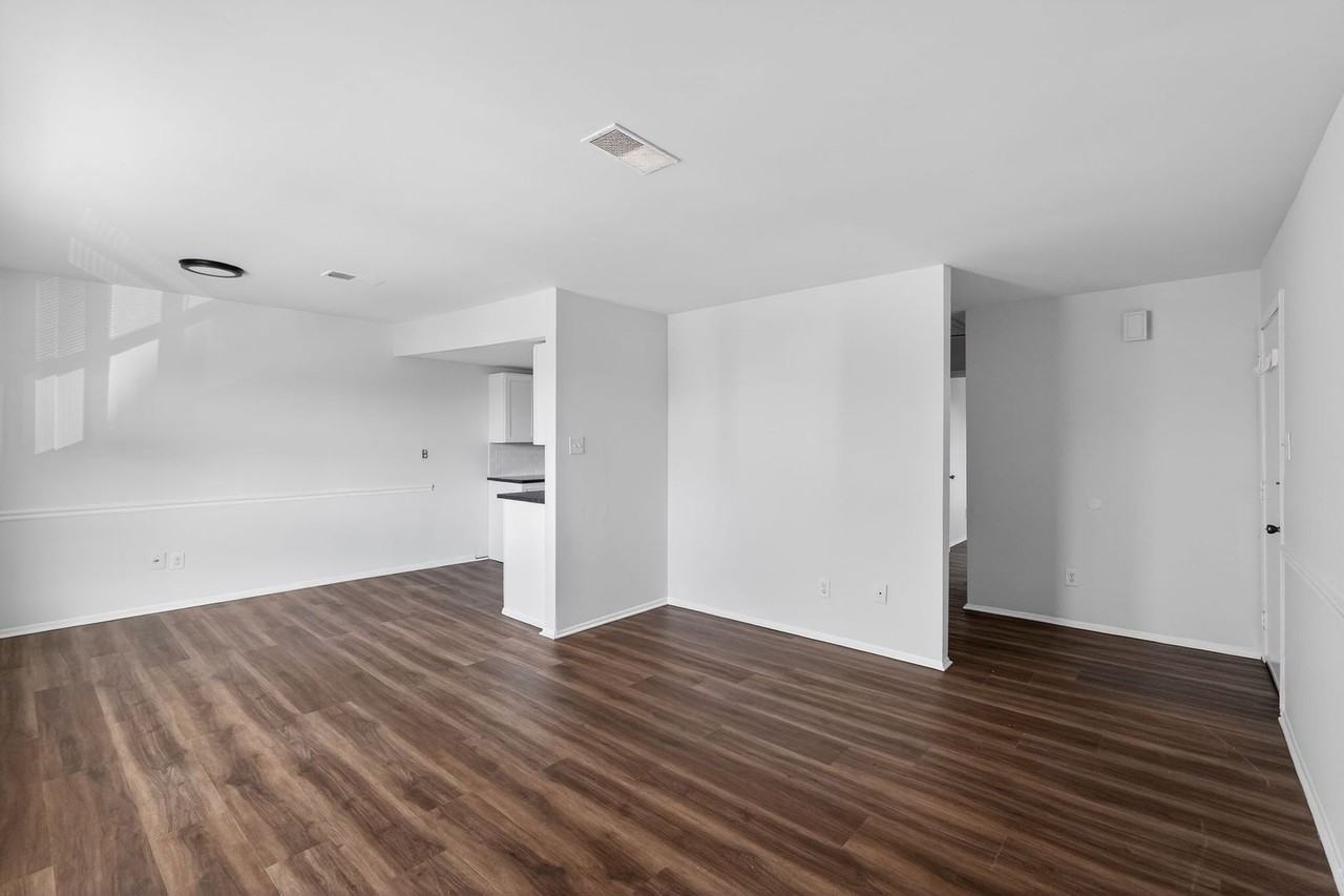 5017 Defford Pl - Photo 5 of 30