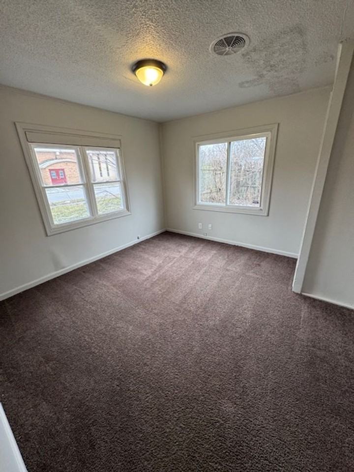 4622 Smith St - Photo 5 of 8