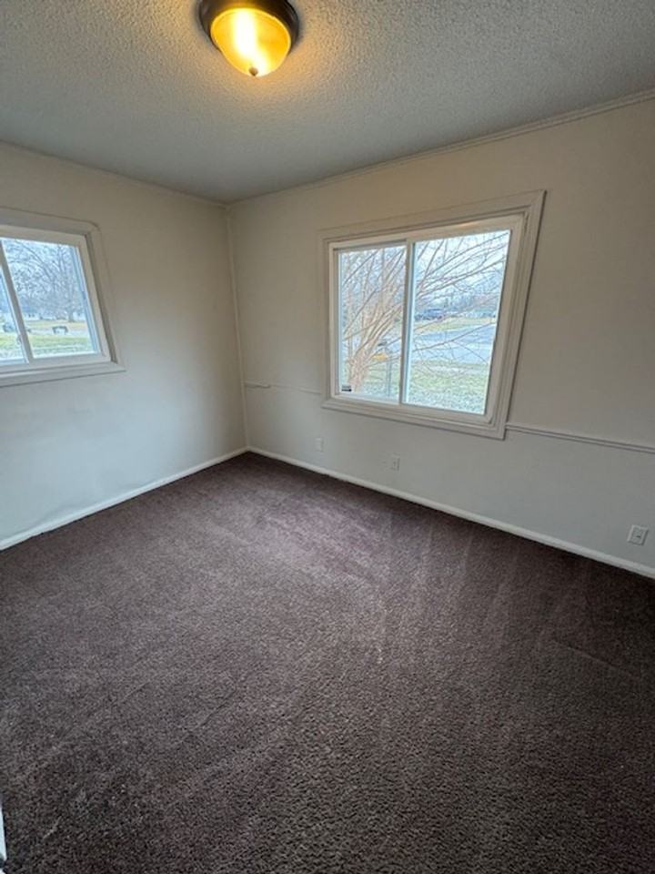 4622 Smith St - Photo 6 of 8