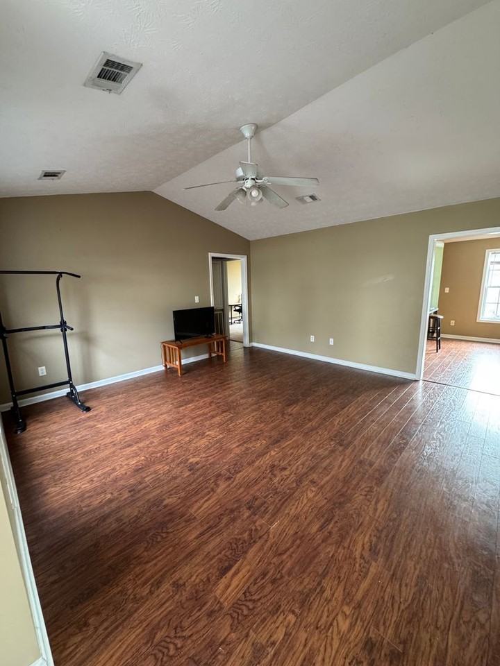 319 Mulberry Ct - Photo 2 of 8