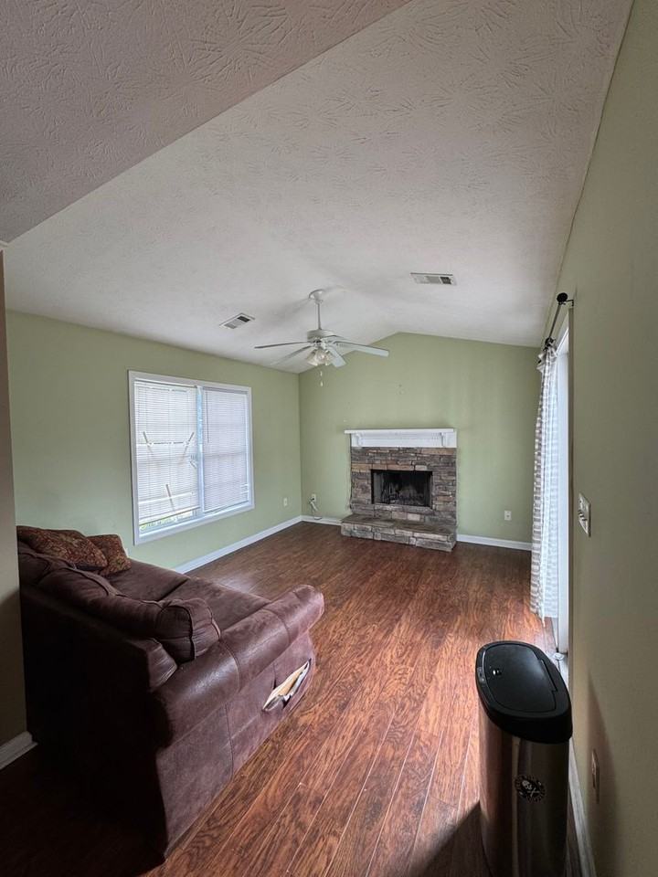 319 Mulberry Ct - Photo 3 of 8