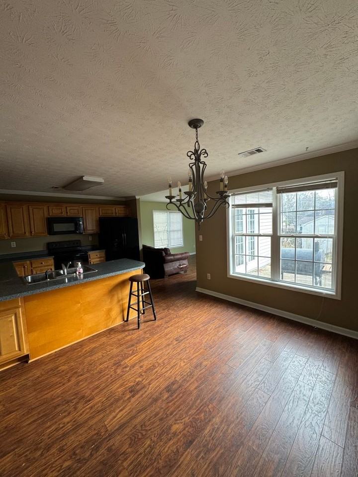 319 Mulberry Ct - Photo 5 of 8