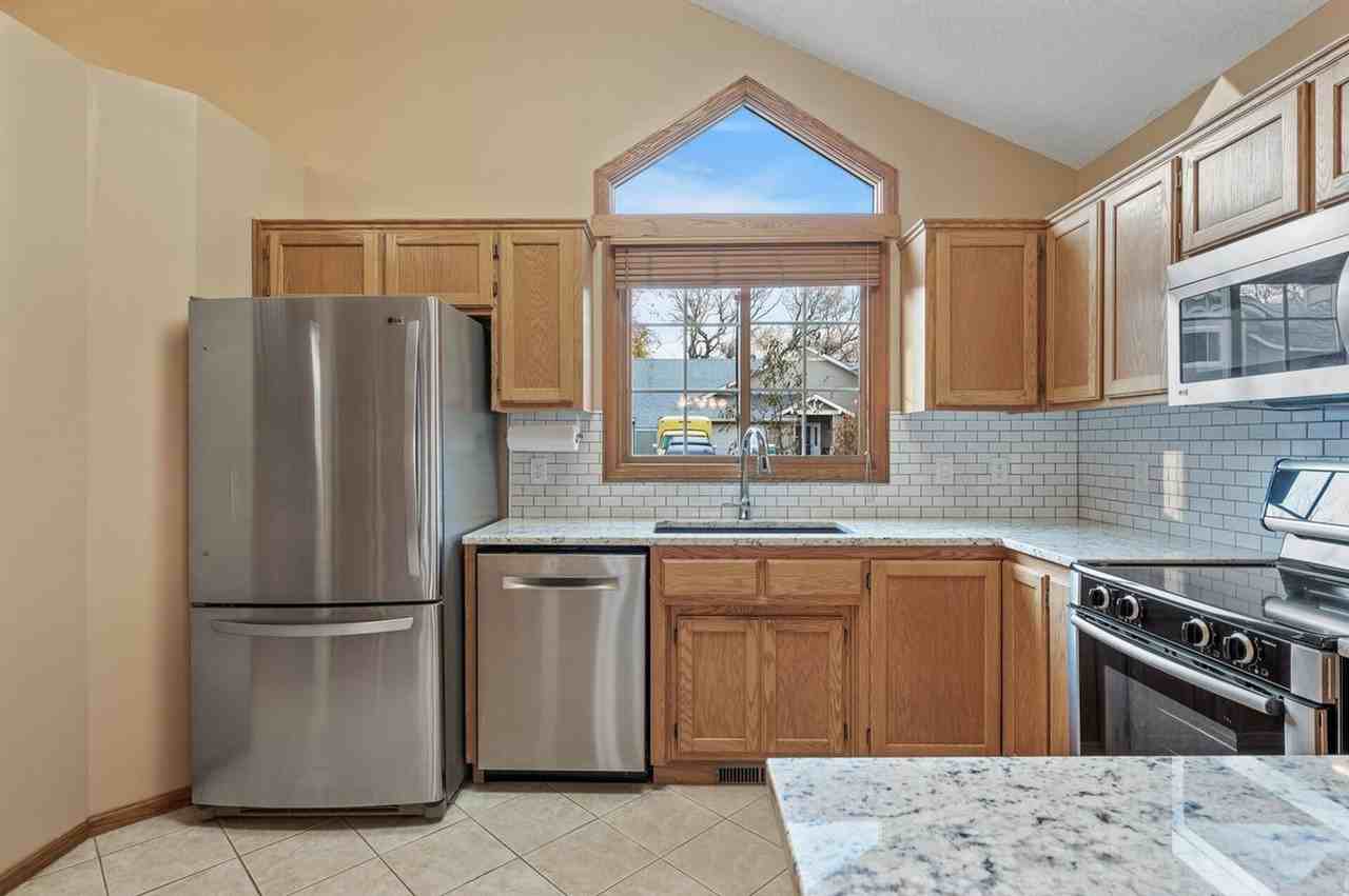 2909 Devonshire Cir #E - Photo 3 of 37