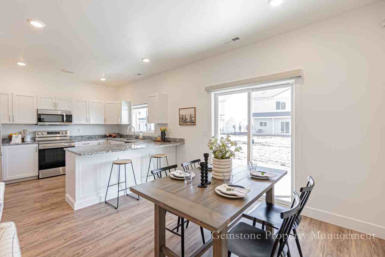 584 Harvester Ave - Photo 5 of 41