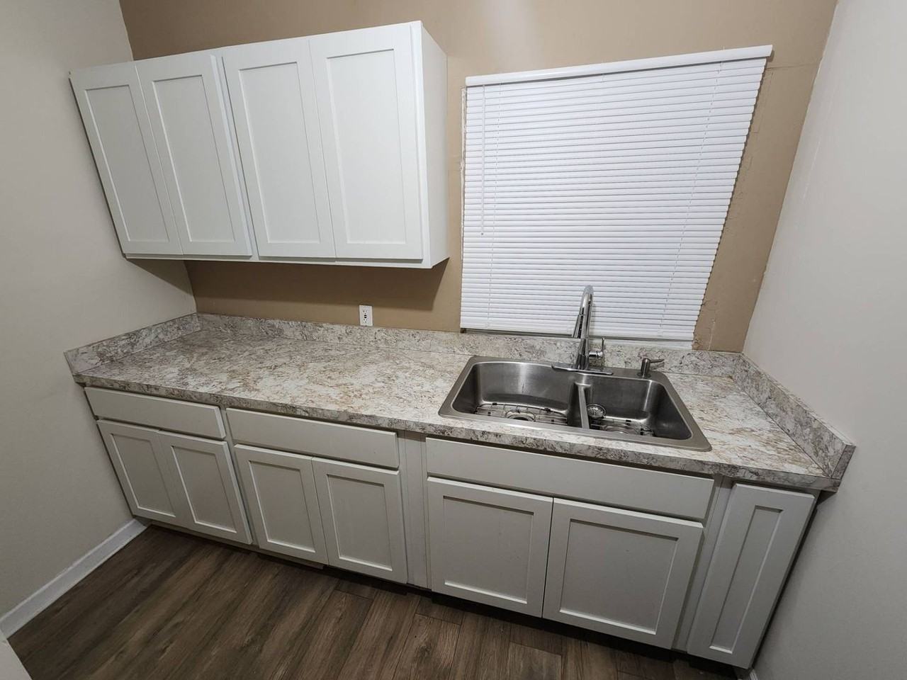 10618 Crestwood Ave - Photo 3 of 39