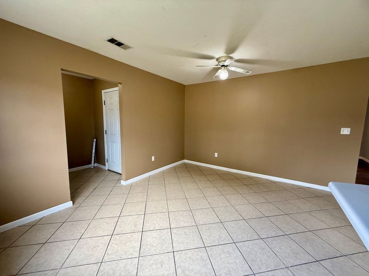 205 N 18th Ave - Photo 5 of 27