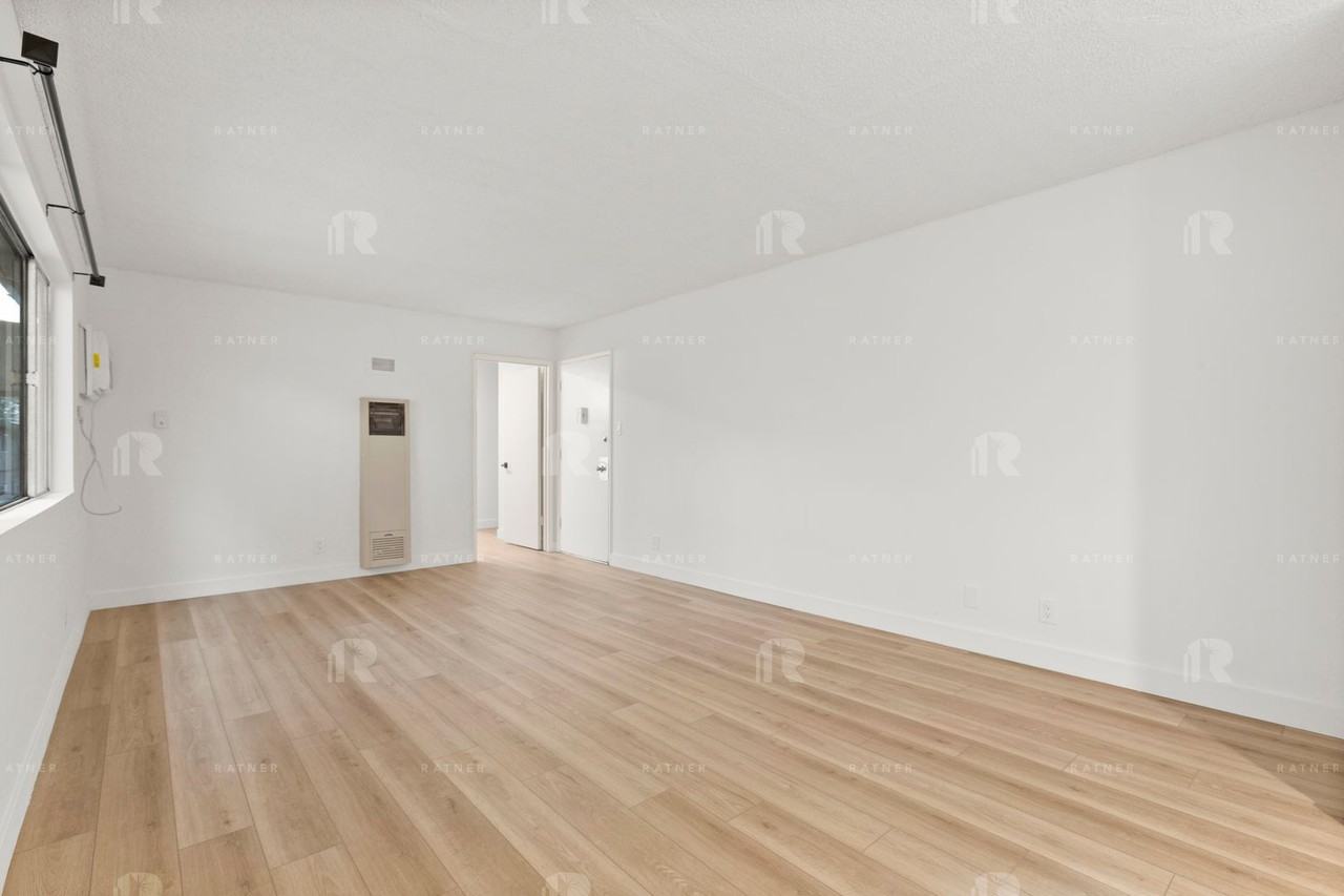 (Ellie:B) Park Collins - Photo 2 of 20