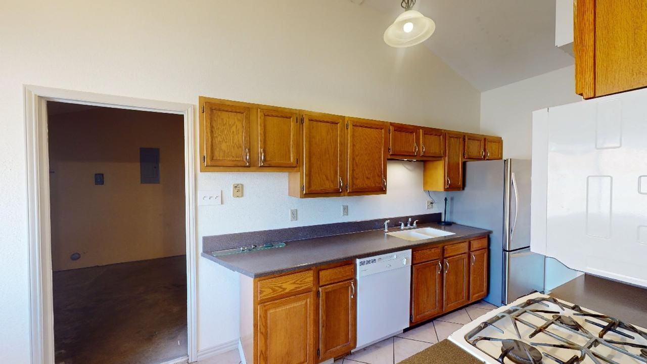 721 Russell Ct - Photo 6 of 26