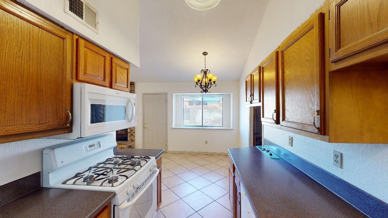 721 Russell Ct - Photo 7 of 26