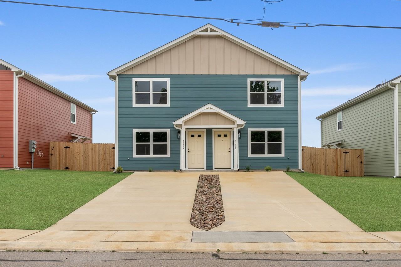 Modern Townhome for Rent – Modern Living at Its Best! - Photo 3 of 5