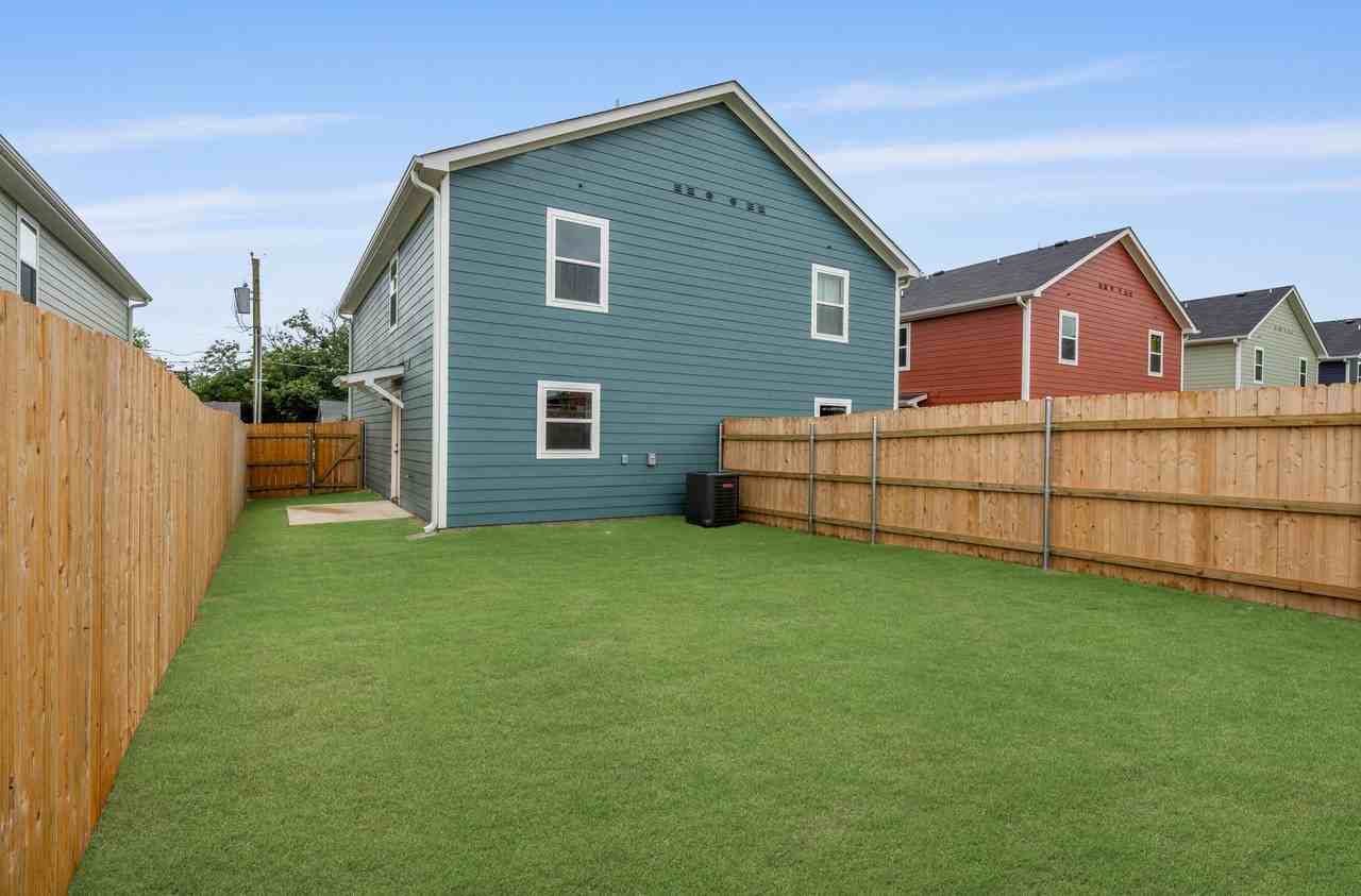 Modern Townhome for Rent – Modern Living at Its Best! - Photo 4 of 5