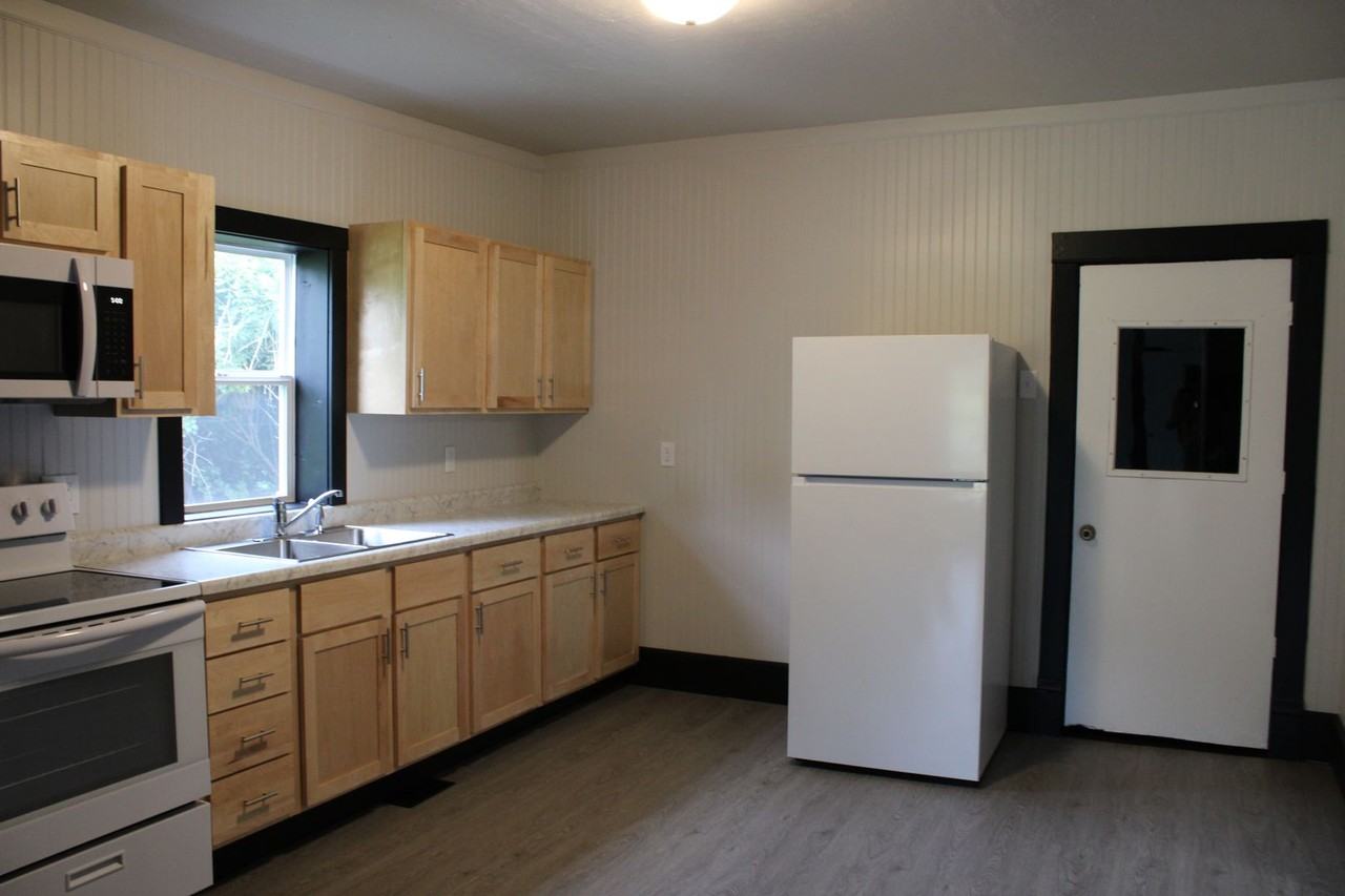 218 Sabin Ave W - Photo 2 of 14