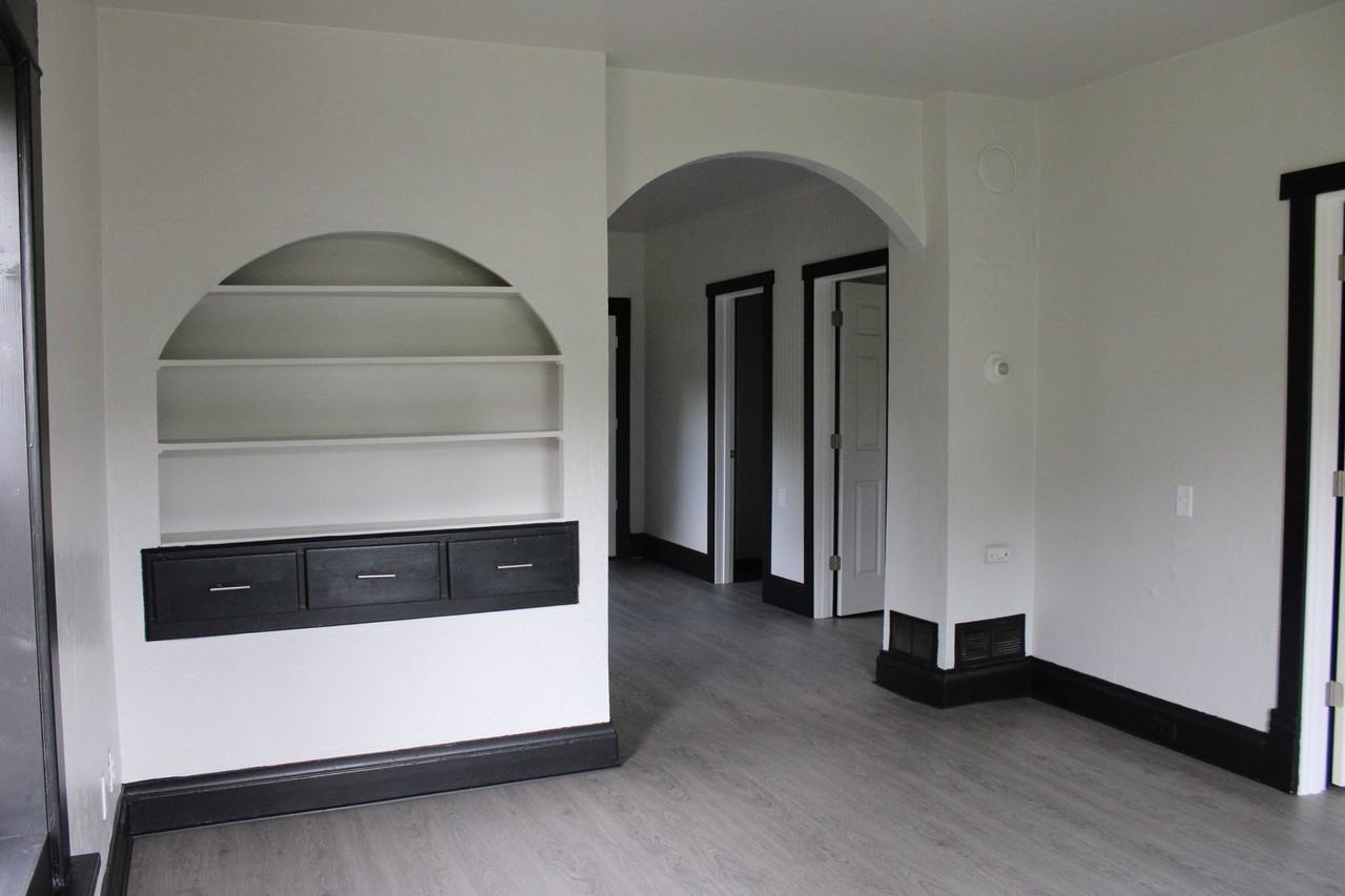 218 Sabin Ave W - Photo 3 of 14