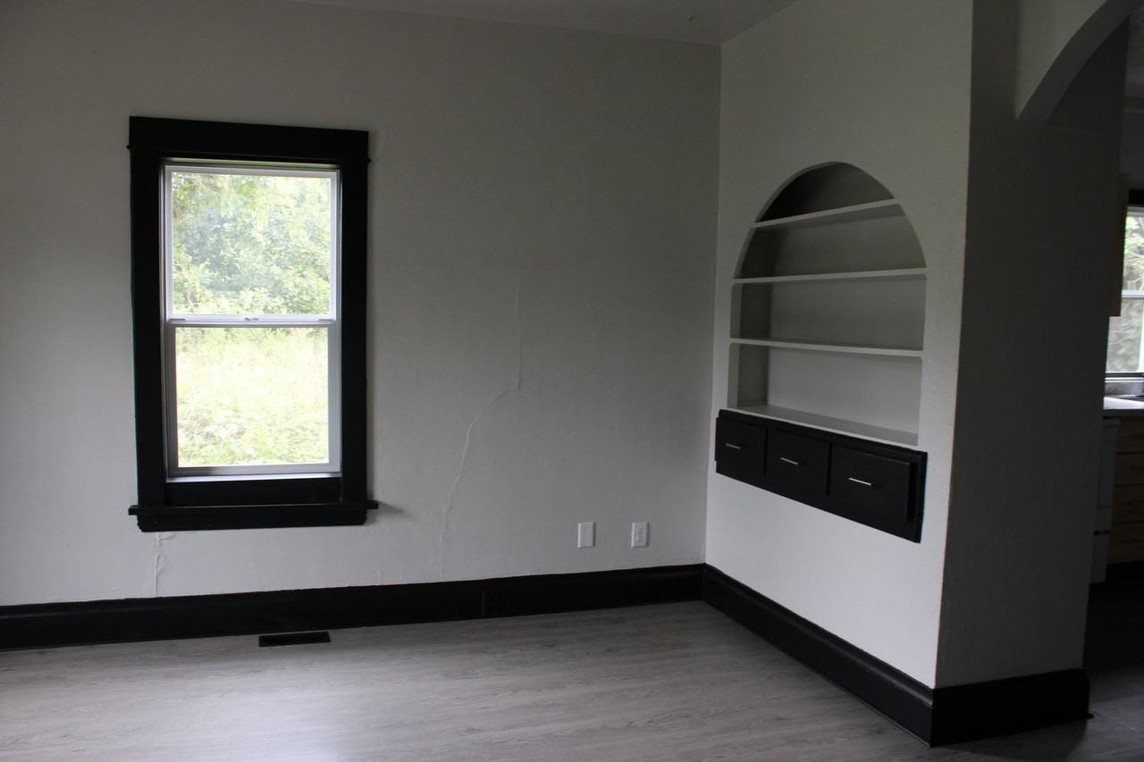 218 Sabin Ave W - Photo 4 of 14