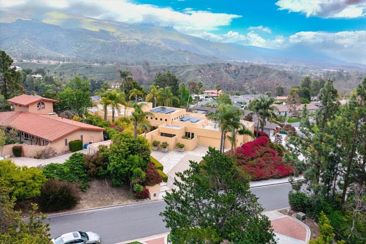 10272 Overhill Dr - Photo 2 of 35