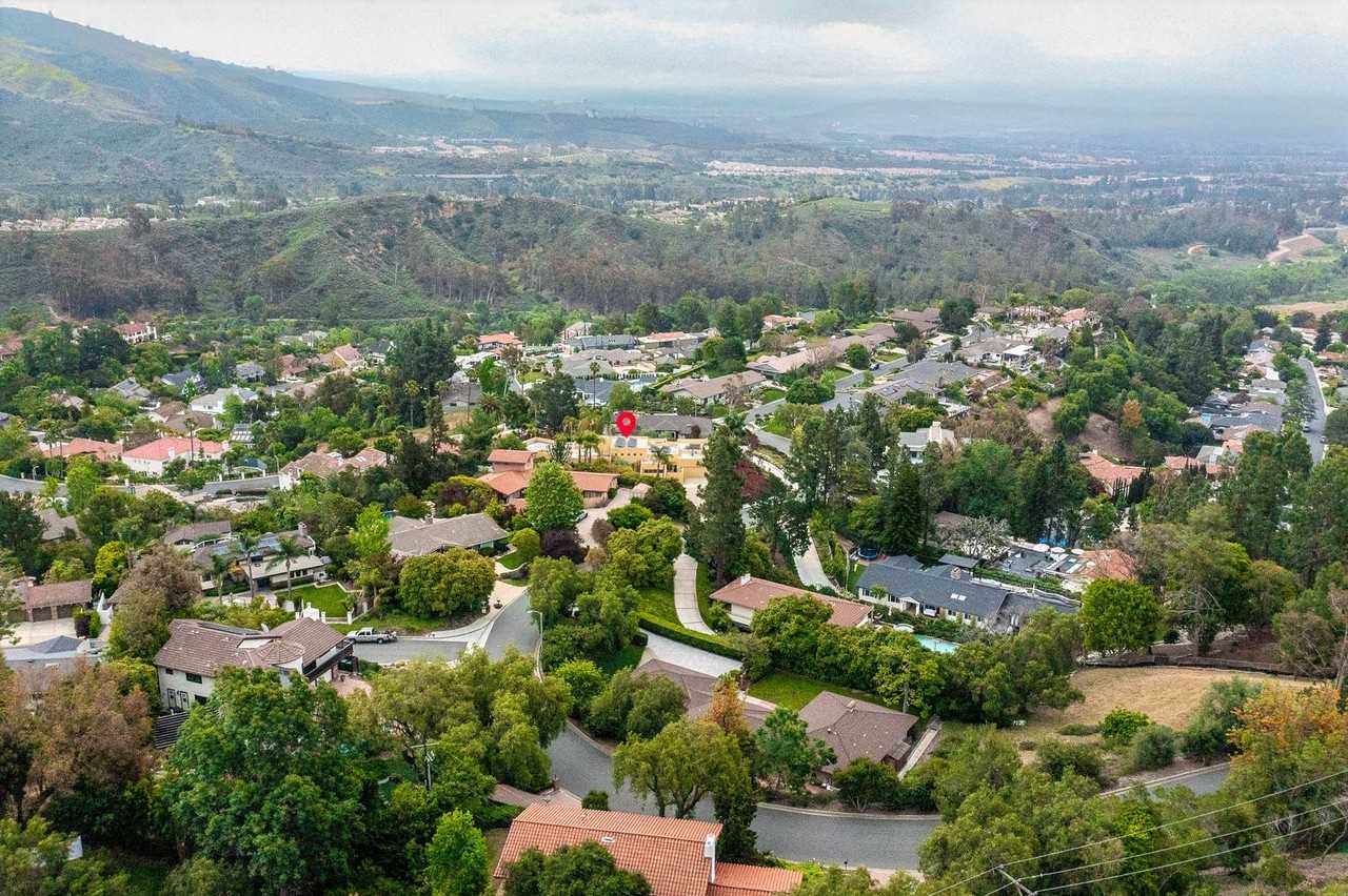 10272 Overhill Dr - Photo 4 of 35