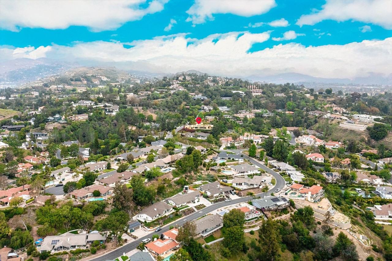 10272 Overhill Dr - Photo 5 of 35