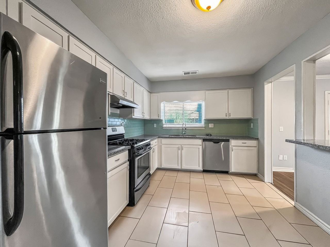 1400 Andrew St - Photo 6 of 28