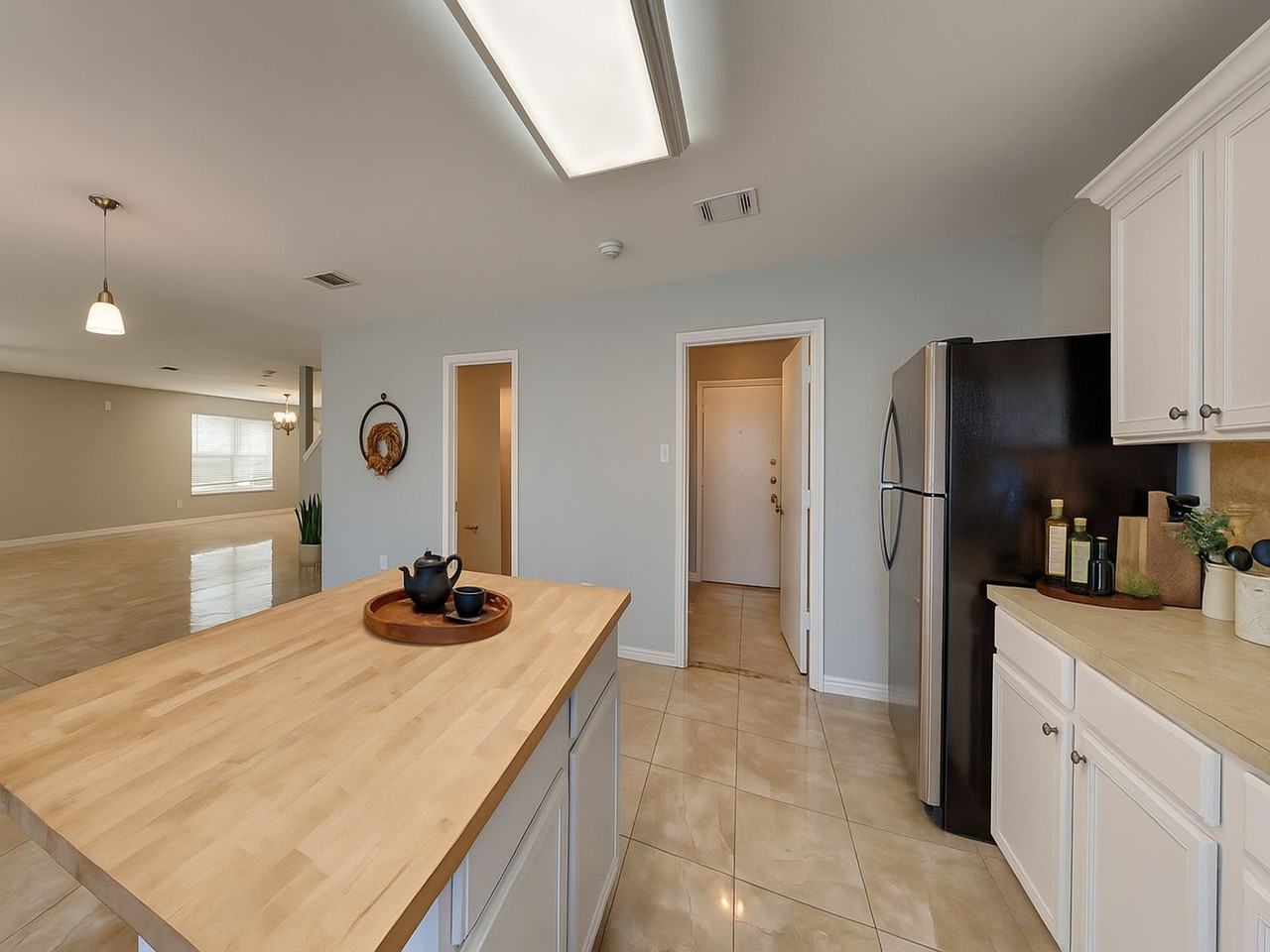 10408 Woodruff Ct - Photo 5 of 31