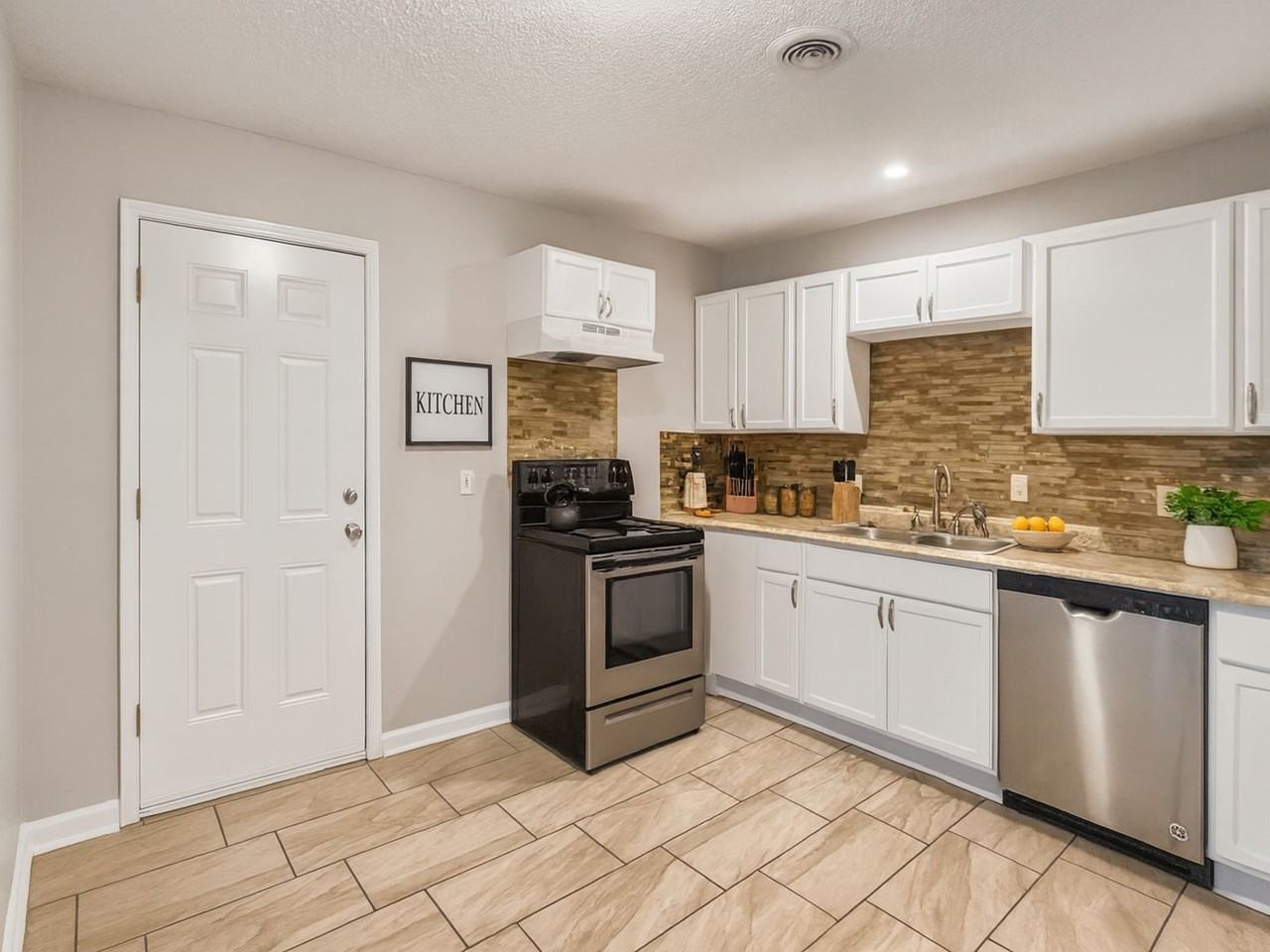 11007 Ewing Ave - Photo 5 of 24