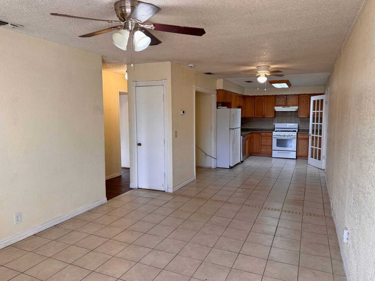 1612 Phoenix Dr - Photo 4 of 28