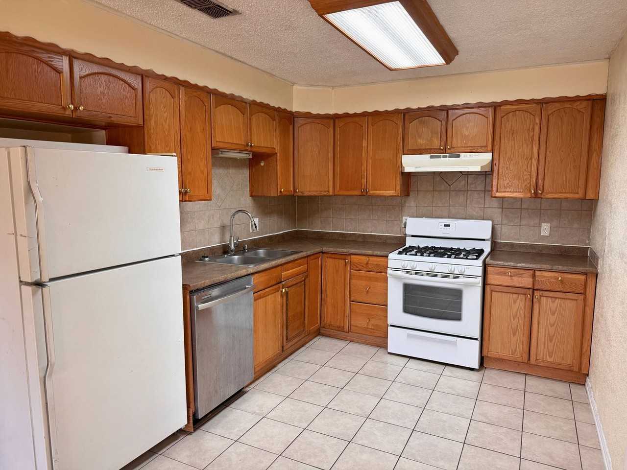 1612 Phoenix Dr - Photo 6 of 28