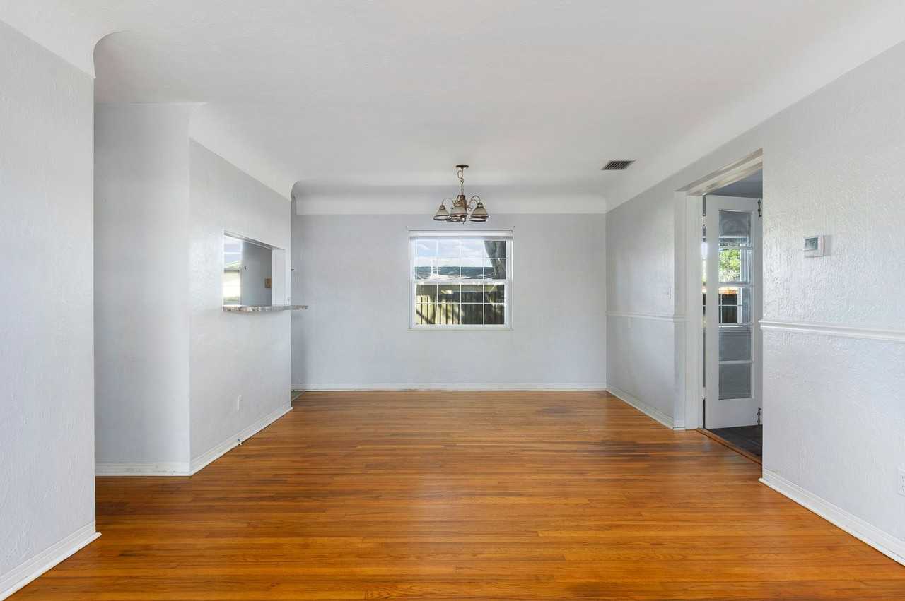 2900 Leslee Lake Dr N - Photo 4 of 35