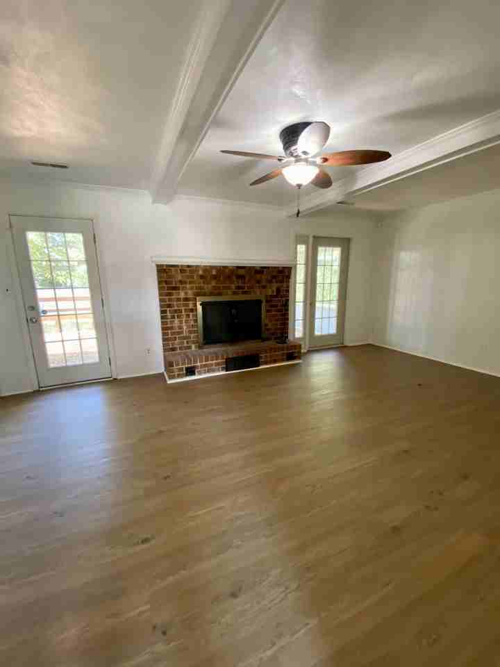 1005 Sullins Ct - Photo 4 of 28