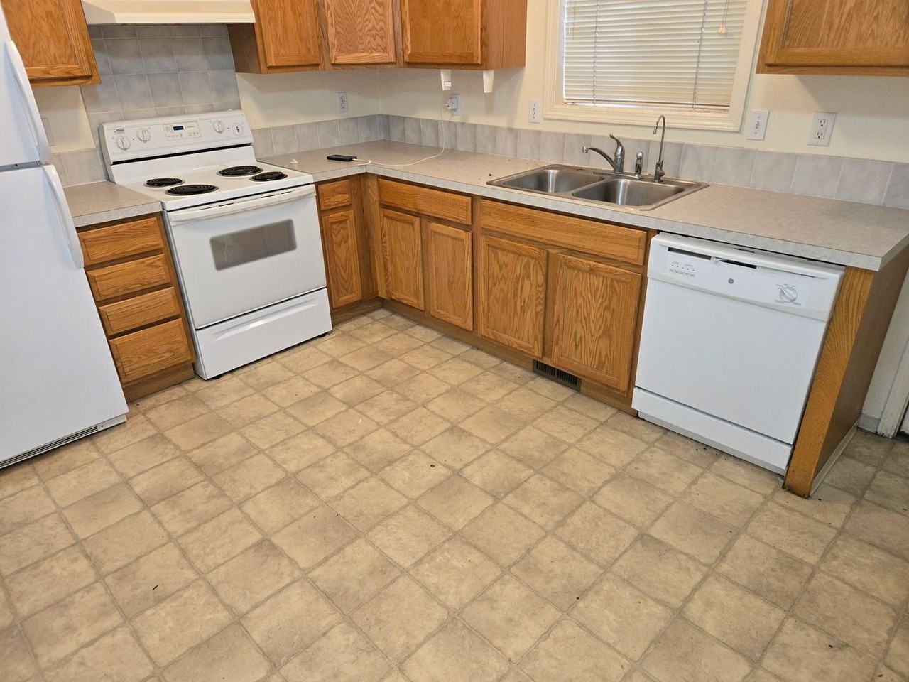 656 Sw 5th St - Photo 3 of 3