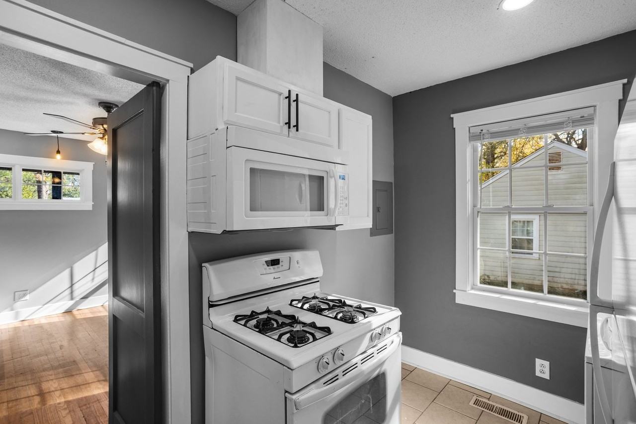 1175 Lakeview Dr - Photo 4 of 37