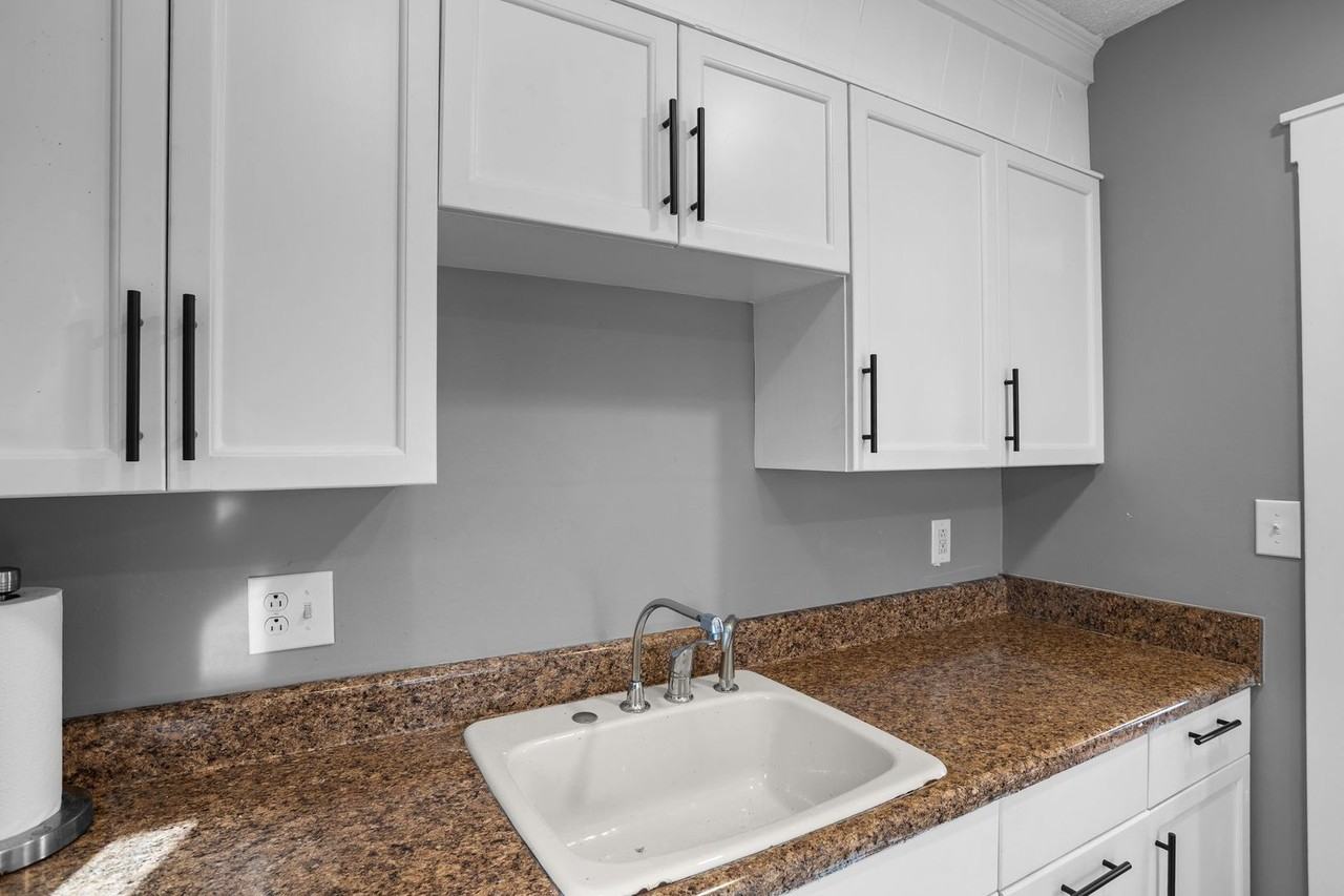 1175 Lakeview Dr - Photo 5 of 37