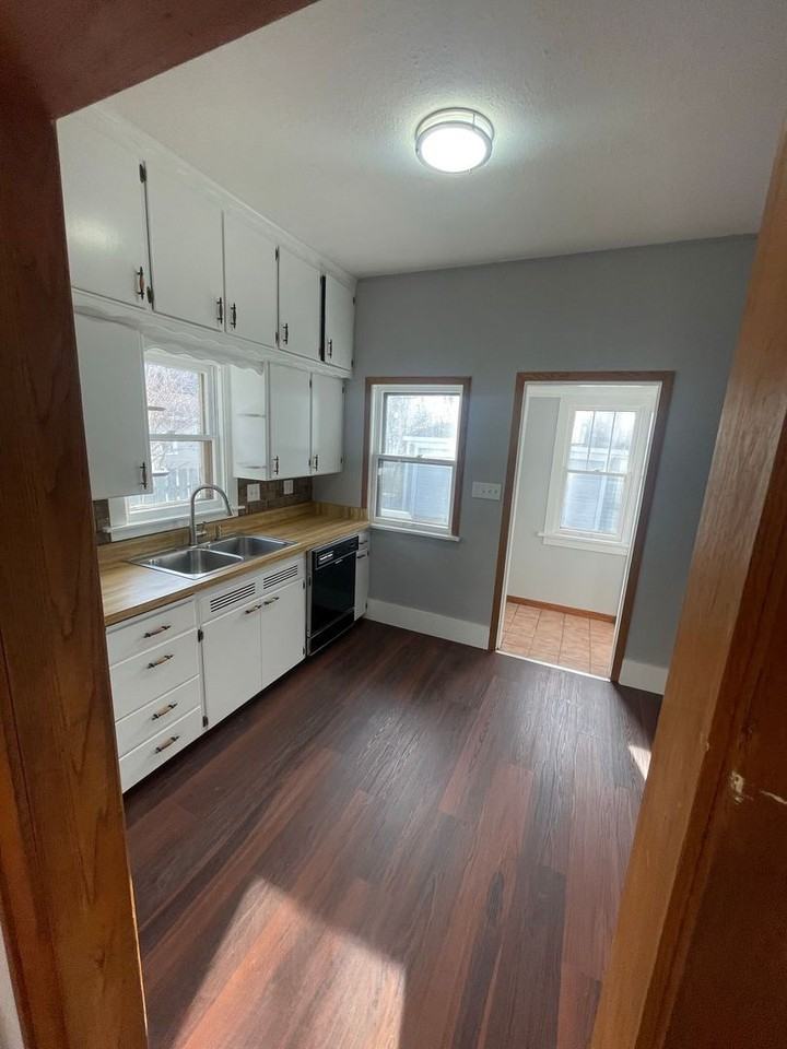 1117 Wolff St - Photo 4 of 9