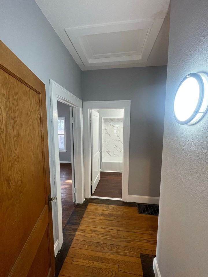 1117 Wolff St - Photo 5 of 9