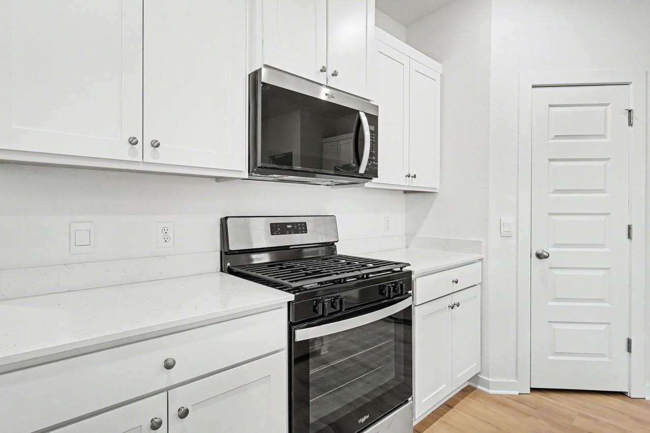 526 Colorado St - Photo 4 of 19