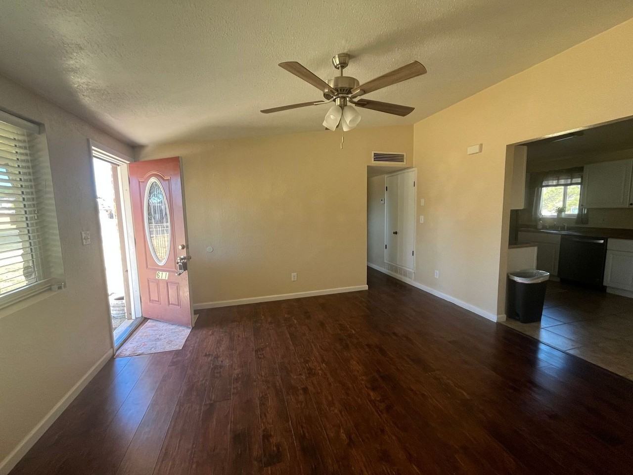 611 S Carmichael Ave - Photo 2 of 26