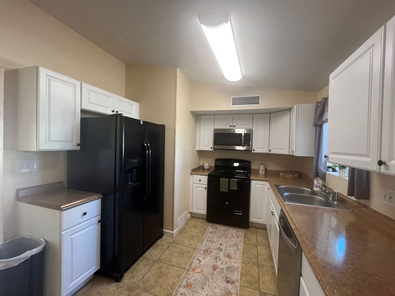 611 S Carmichael Ave - Photo 4 of 26