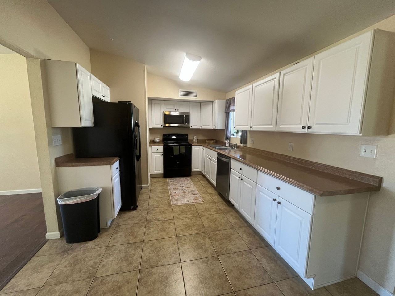 611 S Carmichael Ave - Photo 5 of 26