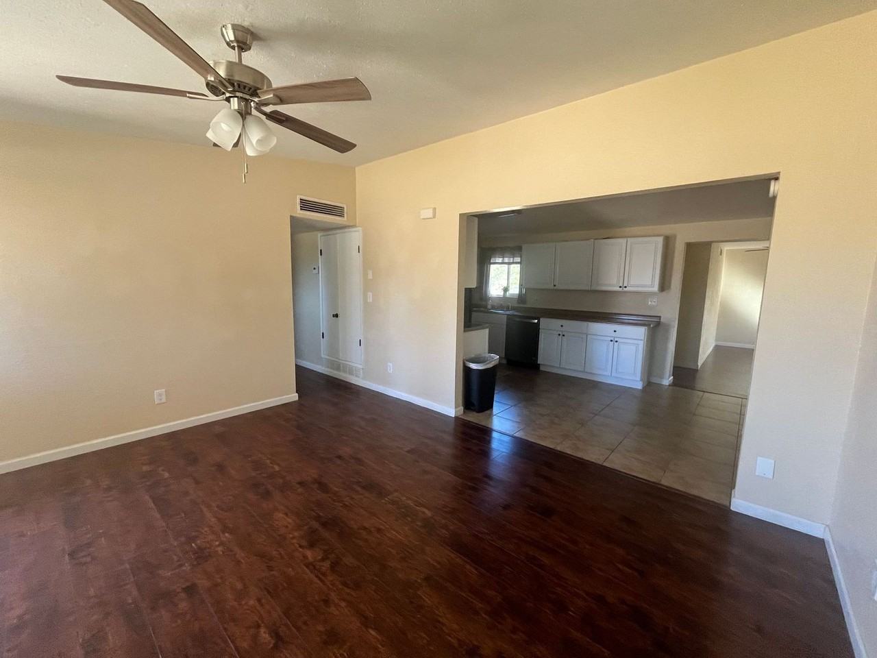 611 S Carmichael Ave - Photo 7 of 26