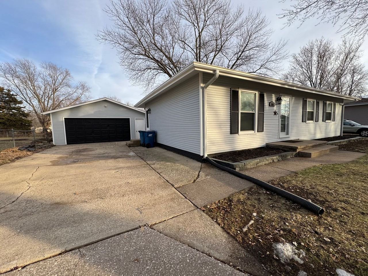 908 16th St - Photo 2 of 24