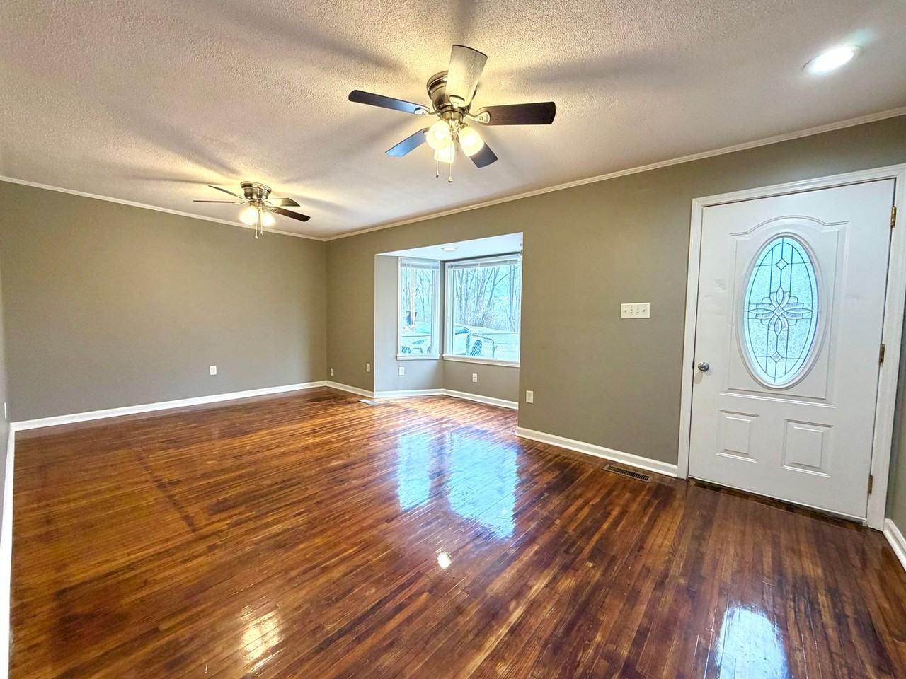 838 Potters Ln - Photo 2 of 21