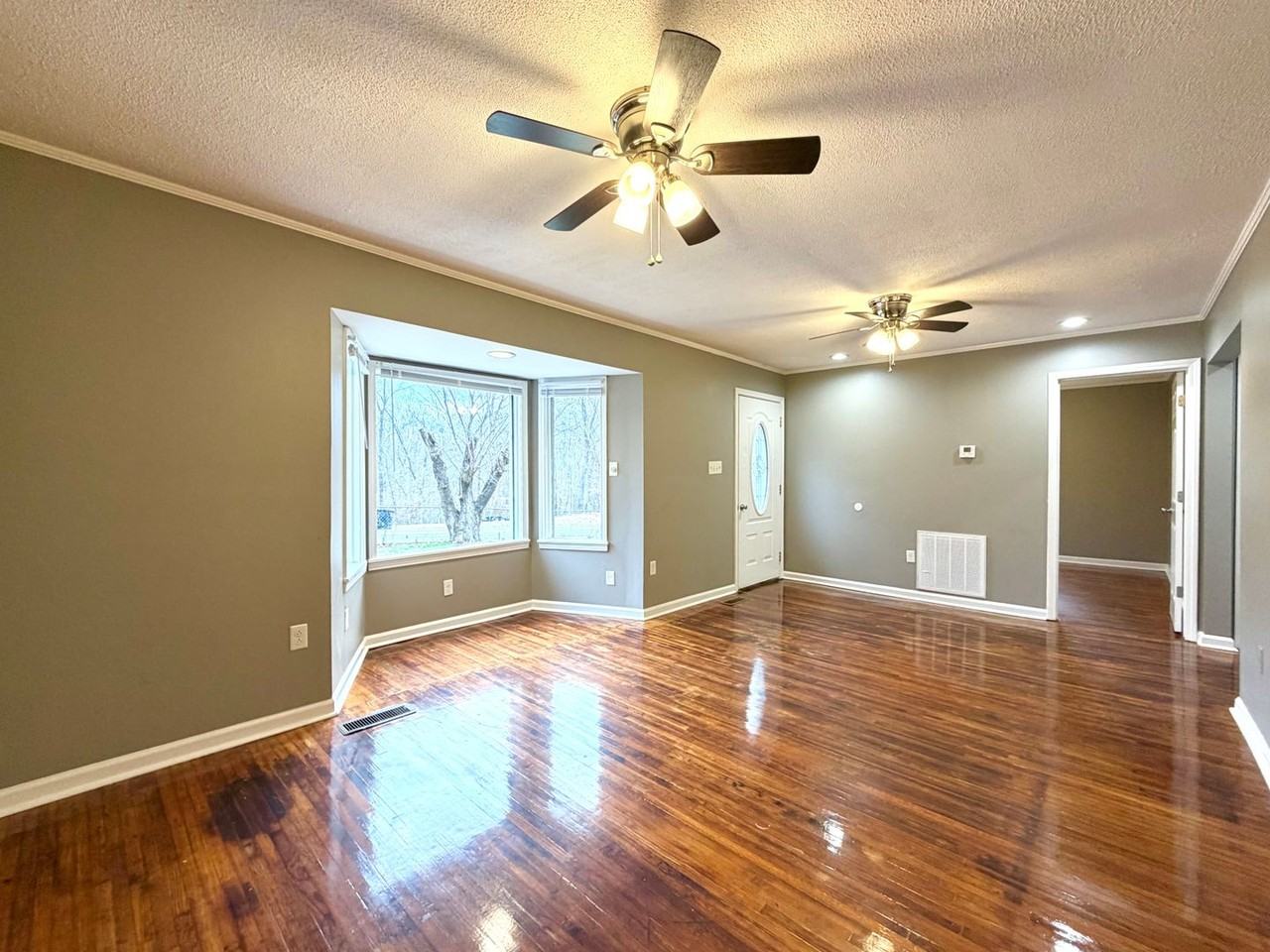 838 Potters Ln - Photo 3 of 21